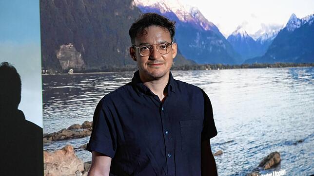 Ignacio Acosta zeigt in der Installation im Zeppelin Museum ein Video.