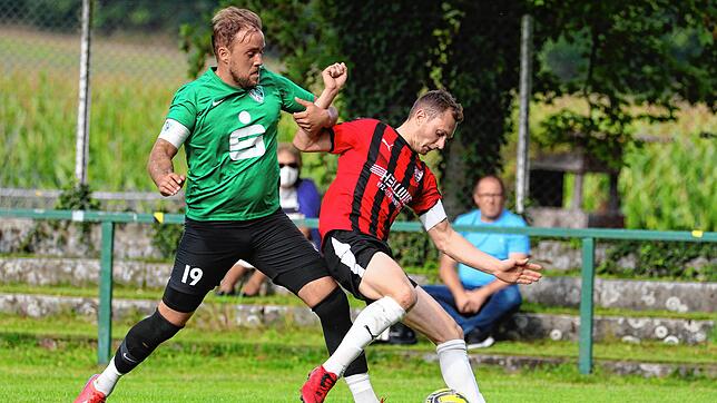 Mathias Wind (links, VFR Stockach) im Duell gegen Kapitän Adrian Hellwig (SC Gottmadingen Bietingen). Die Partie endete 2:0.