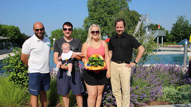 Sie freuen sich über die Ehrung des 30&nbsp;000. Saison-Besuches im Gottmadinger Höhenfreibad: (von links) Schwimm-Meister Guido ...