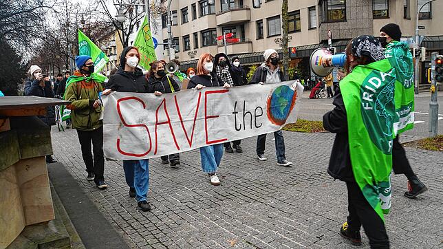 Mit Plakaten und Fahnen ausgestattet, zog der Protestzug am vergangenen Freitag an der Uferpromenade bis vor das Graf-Zeppelin-Haus.
