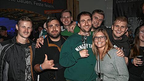 Bild : So ausgelassen feiern die Besucher der Malle-Party in Weiler