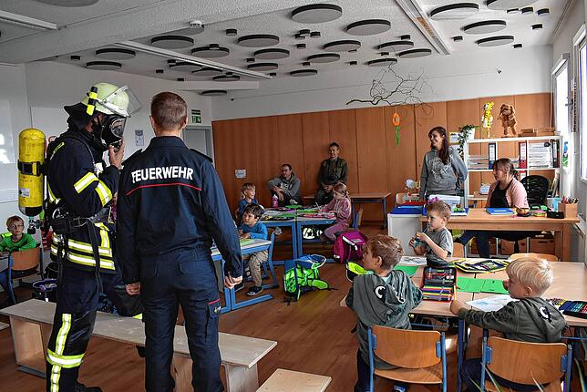 Was hat ein Feuerwehrmann an und welche technischen Hilfsmittel benutzt er? In der Grundschule wissen das die Kinder jetzt genau.
