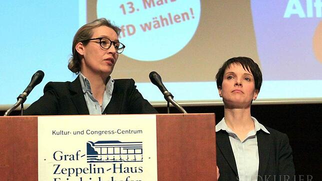 Gemeinsam stark? Alice Weidel (links), AfD-Kandidatin für den Bodenseekreis, und Frauke Petry, AfD-Vorsitzende, auf der Bühne des ...