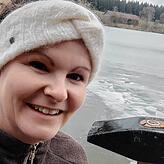 Ist der See zugefroren, müssen sich die Eisbader mit dem Vorschlaghammer einen Zugang schaffen.