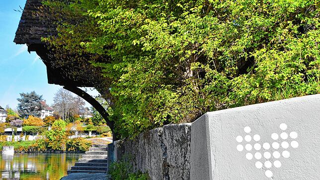 Ein „Rheinliebe-Herz“ am Inseli symbolisiert den großen Zusammenhang des Uferrundwegs als Projekt der IBA Basel 2020.