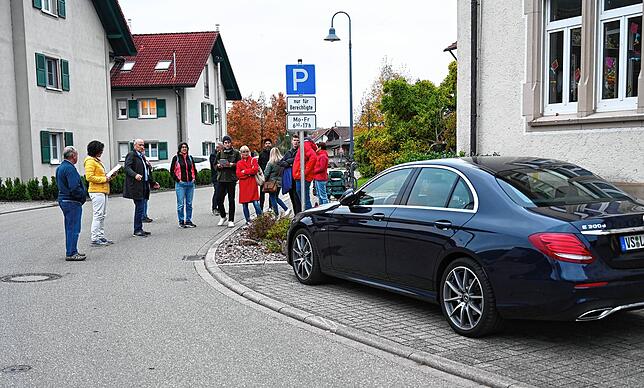 Ungünstig angebrachte Parkfelder (rechts) verdecken die Sicht auf den Ausgang der Grundschule Oberlauchringen. Außerdem wird oft ...