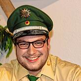 Julian Bacher berichtet: &bdquo;Mir wurde es in die Wiege gelegt.&ldquo; Er ist hier in die Rolle von Polizeioberkommissar Willy ...
