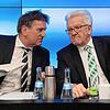 Manfred Lucha, Sozialminister von Baden-Württemberg, unterhält sich nach einer Regierungs-Pressekonferenz mit Ministerpräsident Winfried ...