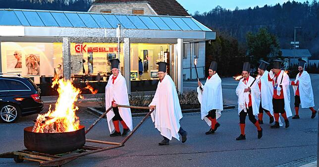 Gut behütet wurde die Feuerschale, die später für den Bög das Aus bedeutete, vom Elferrat des Narrenvereins Schwanenmühle durch die ...