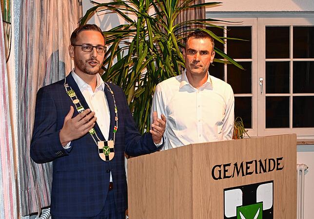 Florian Zindeler tritt mit der Verpflichtung offiziell seine zweite Amtszeit als Bürgermeister von Hohenfels an. Ratsmitglied Harald ...