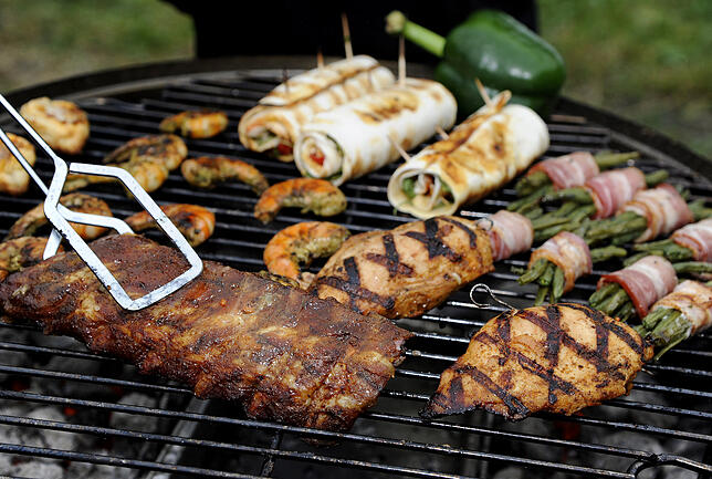 Spareribs, Gemüse, gefüllte Hühnerbrust oder Garnelen: Beim Grillen kann sich aus einer Vielfalt von Leckereien bedient werden.