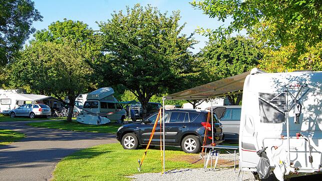 Der Campingplatz Schloss Helmsdorf in Immenstaad ist schon seit Januar für die Monate Juli und August ausgebucht, wer Glück hat, bekommt ...