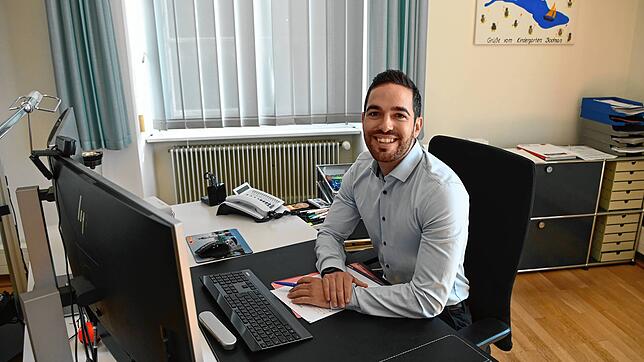 Am 8. Oktober ist Christoph Stolz genau 100 Tage Bürgermeister von Bodman-Ludwigshafen. Hier sitzt er an seinem Schreibtisch.
