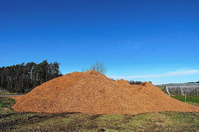 Von den Hochstämmen der Streuobstwiese bei Unterraderach ist nur noch ein großer Haufen geschreddertes Holz übrig.