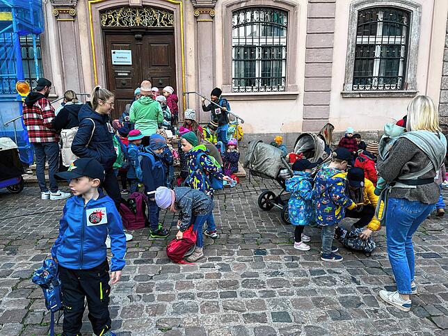 Zwergenaufstand: Zur ersten Protestaktion formieren sich Erzieherinnen, Kinder und Eltern am Villinger Rathaus.