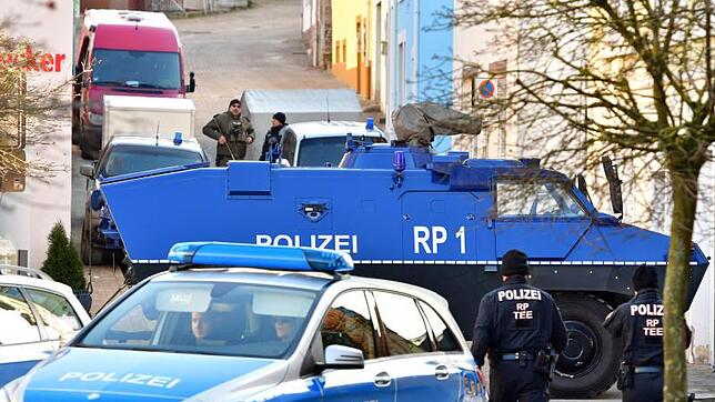 Ein Panzerwagen sichert in Lauterecken (Rheinland-Pfalz) die Zufahrt in eine Straße, in der in einem Privathaus bei einer Durchsuchung ...