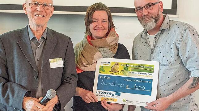 Stuart Simpson vom Europabüro Wien mit den Gewinnern Steffzi Knebel und Matz Kastning.