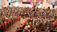 Herausragend nutzt Hansjörg Hilser mit seinen Musikern die außergewöhnliche Akustik der Stadtkirche. Bilder: Hans-Jürgen Kommert