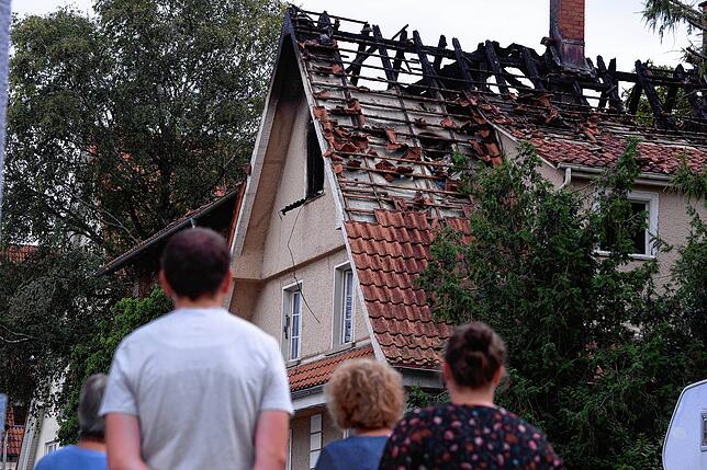 Immer wieder bleiben am Sonntag Passanten vor dem Haus stehen.