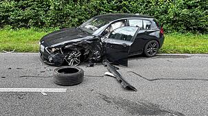 Bei der Frontalkollision wurde eine Autofahrerin leicht verletzt.