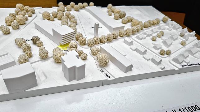 Das Modell von Architekt Hans Jakel zeigt das geplante Gesundheitszentrum gegenüber dem Feuerwehrgerätehaus an der Ecke ...