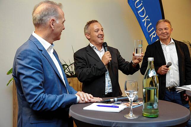 Das Glas ist halb voll. In Engen heißt es aber: &bdquo;Mehr geht immer&ldquo;. Jörg-Peter Rau (Mitte) von der SÜDKURIER-Chefredaktion ...