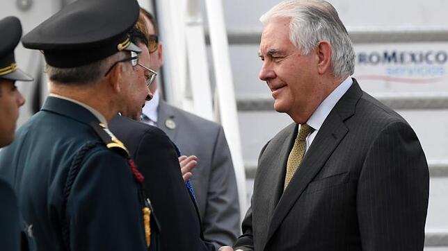 US-Außenminister, Rex Tillerson (rechts), wird von dem mexikanischen Diplomaten Juan Carlos Mendoza (zweiter von rechts) bei seiner ...