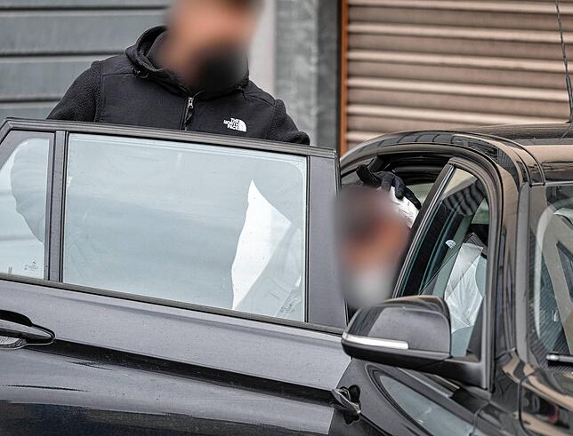 Polizisten bringen einen der Tatverdächtigen nach dem Haftprüfungstermin am Landgericht Kaiserslautern aus dem Justizgebäude in ein ...