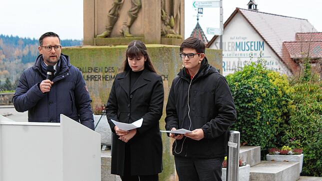 Geschichtslehrer Sebastian Schmidt (links) und die Realschüler Laura Brecht und Leon Muffler hielten die Ansprache zum Volkstrauertag.