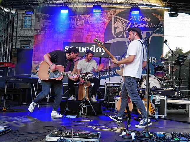 Zum Abschluss des Festes spielte die Band Sameday am Samstagabend auf dem Talschulplatz.