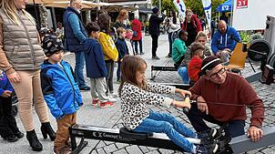 An den Trainingsgeräten des Ruderclubs an der Seepromenade konnten die Jungen und Mädchen ihre Muckis erproben und legten sich mächtig ...