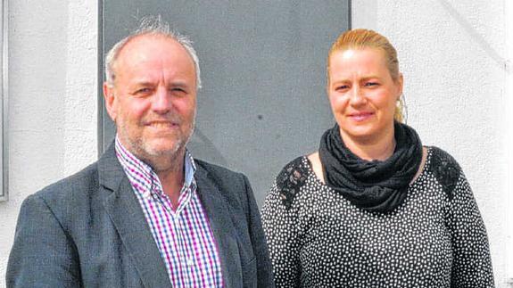 lrx_rhf_wirtin_FSV Die neue Pächterin der Sportgaststätte, Angelica Zilavy, und der Vorsitzende des FSV Rheinfelden, Rainer Lüber.
