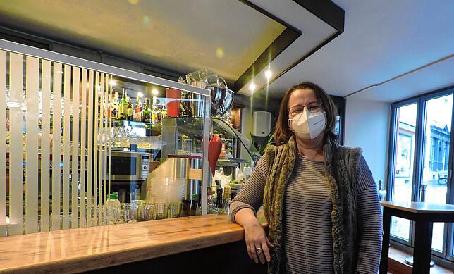 Andrea Scalabrin, Mitinhaberin der Osteria Bar &bdquo;Eden&ldquo;, lehnt an der Theke ihres geschlossenen Lokals.