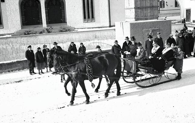 Mitglieder des Narrengerichts fahren im Pferdeschlitten.