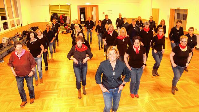 Anfänger und Fortgeschrittene von Rosis‘s Line Dance Wild Country Ostrach beim gemeinsamen Tanz im Pfarrheim in Ostrach. Vorne ...