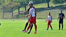 Kampfgeist: Erdal Kizilay (vorn, gegen den Bucher Jonas Albiez) belohnte mit seinem Strafstoß-Treffer in der letzten Minute den FC ...