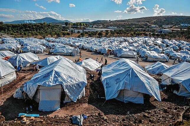 Im Lager „Kara Tepe“ auf der Insel Lesbos leben die Flüchtlinge in Zelten zwischen schlammigen Wegen, ohne Heizung und ohne ...