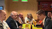 Ungewöhnlich: Zur Vorstellung des Bürgermeisterkandidaten Denis Schimak (rechts) bei den Freien Wählern war auch sein Mitbewerber ...