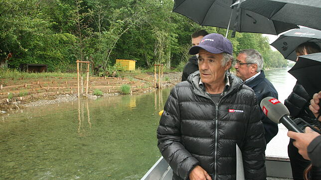 Peter Hunziker (links) und Walter Vogelsanger (im Hintergrund) vom Kraftwerk Schaffhausen im Boot vor dem Gailinger Ufer. Nur ...