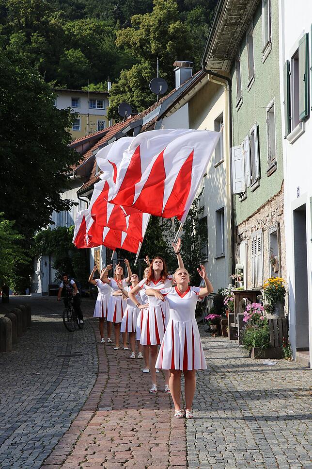 Die Fahnenschwingerinnen der Bürgerzunft Tiengen bei einer kurzen Probe vor dem Fassanstich zum Schwyzertag in der Fahrgasse hinter dem ...