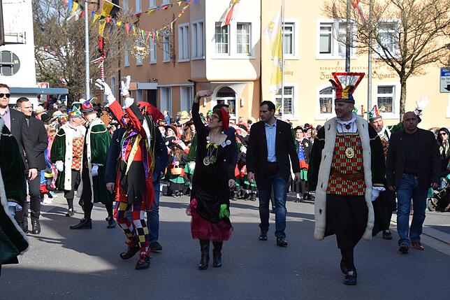 Bild 6: AKK tanzt durch die Straßen: Noch mehr Bilder vom Umzug am Schmotzigen Dunschtig in Stockach