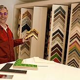 Stefan Baur von der Bilder-Rahmen-Manufaktur sieht in der Förderung für Pop-Up-Stores positiv.