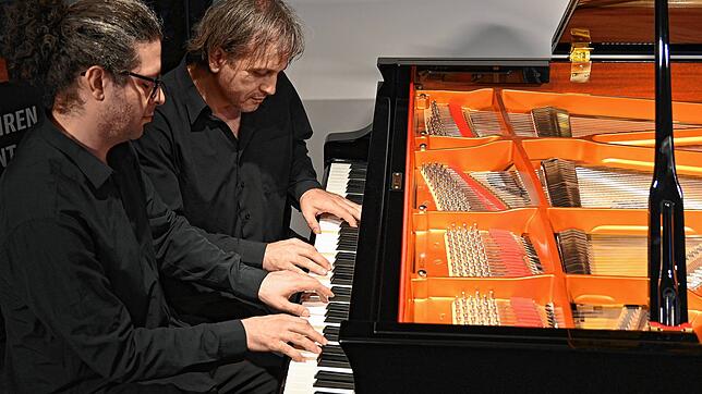 Hochkonzentriert und musikalisch perfekt spielen die beiden Brüder und Konzertpianisten Ruslan und Timur Gasratov im Klavierhaus ...