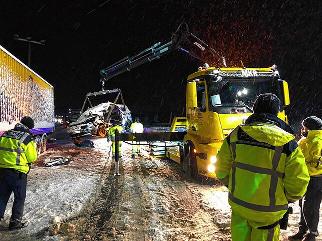 Die Witterungsverhältnisse waren extrem und die B&nbsp;31-neu bis zum Abschluss der Bergung in beide Richtungen gesperrt.