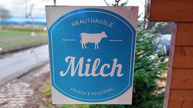 Hier gibt&lsquo;s frische Milch aus der Region &ndash; das signalisiert dieses Schild am Krauthäusle.