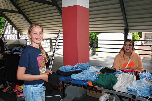 Elina Fülle (11) stöbert am Stand von Lena Amann auf der Suche nach coolen Klamotten.