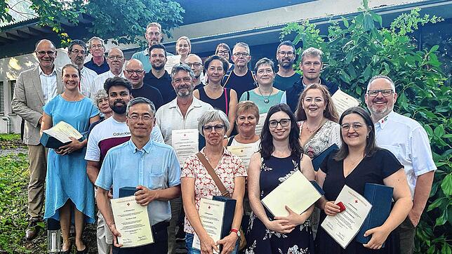 Insgesamt 47 Blutspenderinnen und Blutspender wurden von Oberbürgermeister Bernd Häusler mit goldenen Ehrennadeln und Geschenken ...