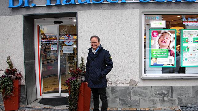 Markus Meder vor der Hauser‘schen Apotheke. Schweren Herzens wird er diese zum 1. Januar schließen; das Team wird künftig in der ...