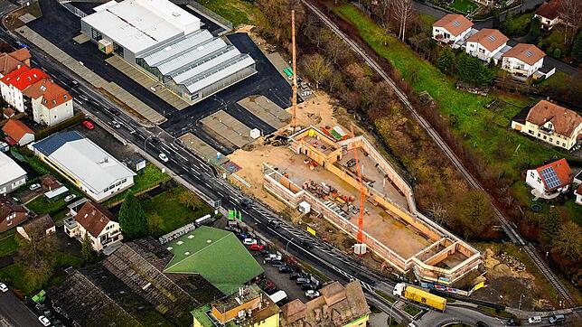 Die Baustelle von ZG Raiffeisen (links oben) und Aldi (rechts) in Stockach Anfang Januar 2021, bevor Schnee gefallen ist.