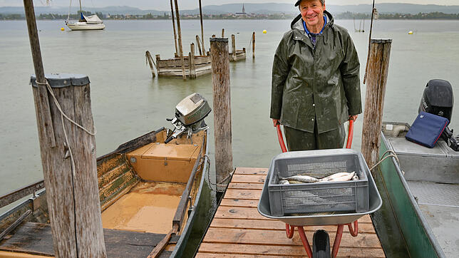 Fischer Albin Lang bei der Rückkehr vom See. Nach seiner Beobachtung gibt es wegen des Klimawandels immer weniger Wasser und zunehmende ...